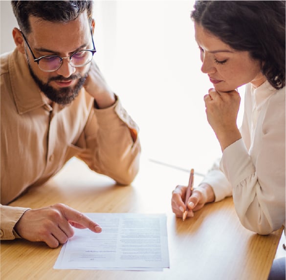 Dos colegas evalúan un contrato comercial