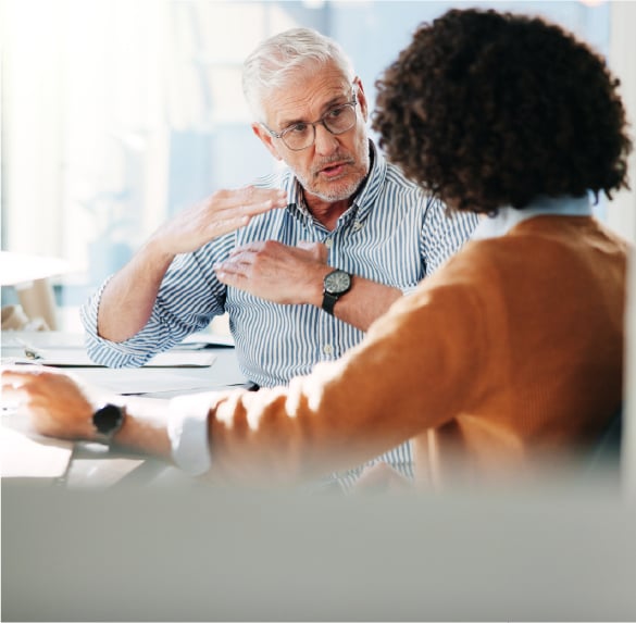 Un empresario explicando el modelo PEO a un cliente potencial.